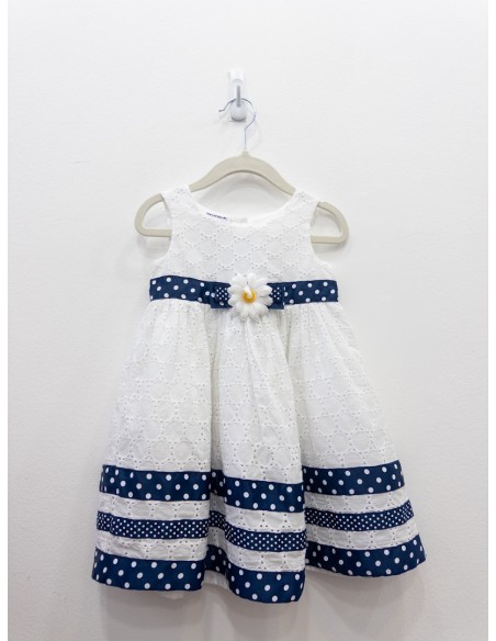 vestido blanco con cinturon azul con bolas blancas