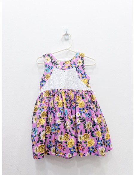 vestido morado con flores azules y pecho blanco