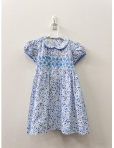 vestido blanco con flores azules