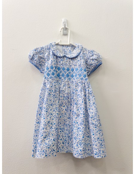 vestido blanco con flores azules