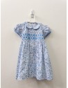 vestido blanco con flores azules