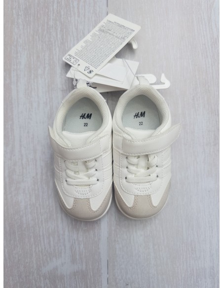 sneakers blancos con beige