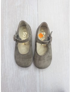 zapatos grises gamuza
