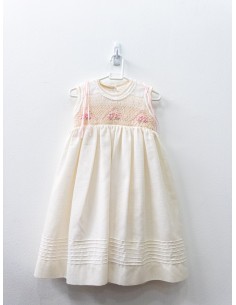 vestido beige con detalles rosados