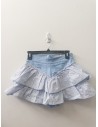 falda celeste con flores blancas
