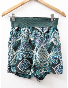 short negro con flores verde esmeraldas