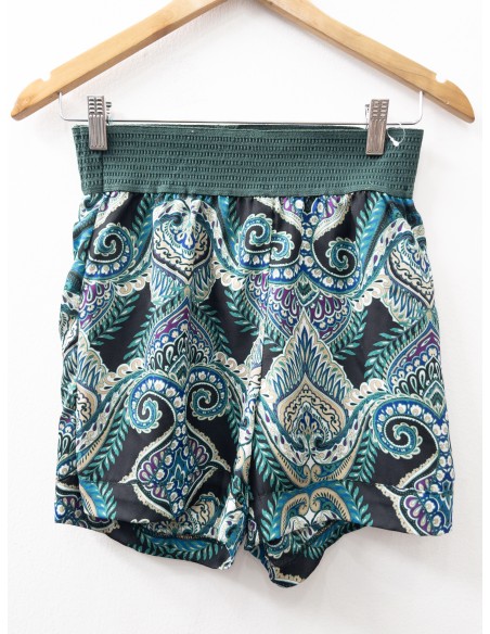 short negro con flores verde esmeraldas