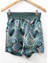 short negro con flores verde esmeraldas