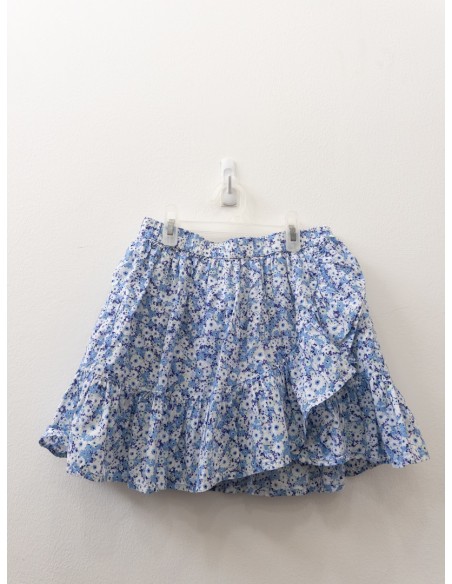 falda celeste con flores blancas