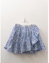 falda celeste con flores blancas