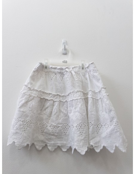 falda blanca con vuelos