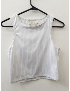 top blanco con rayas plateadas