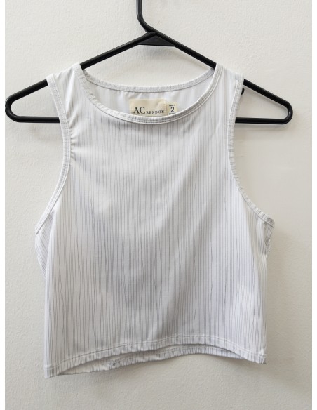 top blanco con rayas plateadas