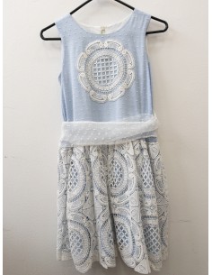 vestido celeste con bordados blancos