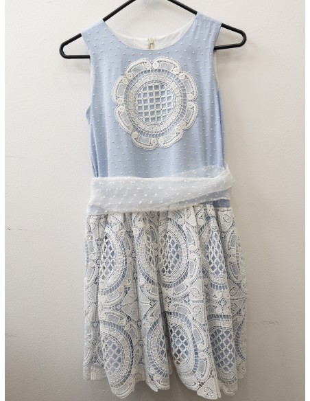 vestido celeste con bordados blancos
