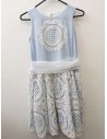 vestido celeste con bordados blancos