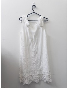 vestido blanco con brocado