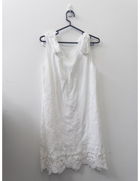 vestido blanco con brocado