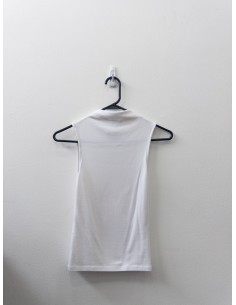 top blanco con cuello