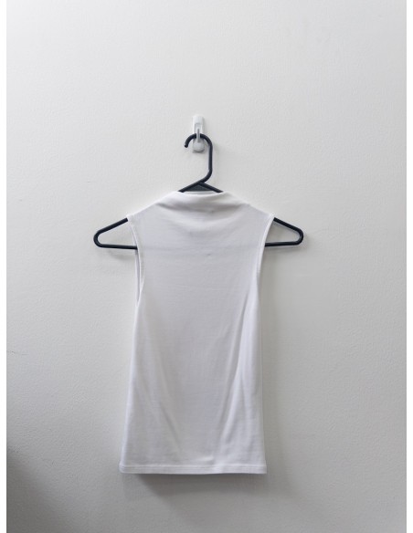 top blanco con cuello