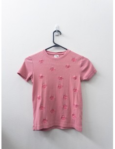 camiseta rosada con lazos rosados bordados