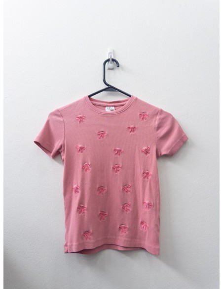 camiseta rosada con lazos rosados bordados