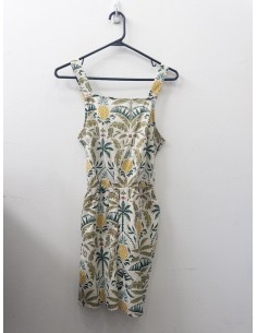 vestido beige con hojas verdes