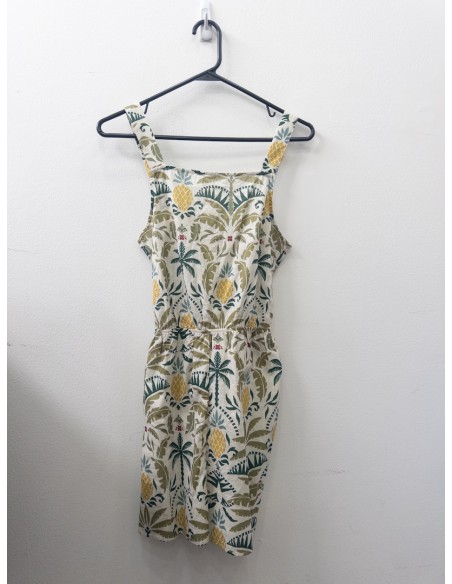 vestido beige con hojas verdes