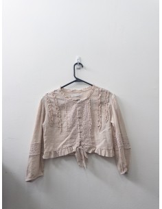 camiseta manga larga beige con detalles bordados