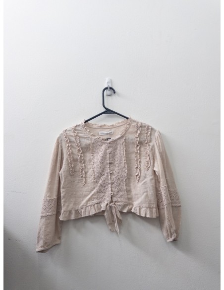 camiseta manga larga beige con detalles bordados