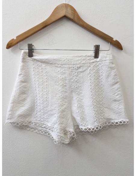 short blanco con encaje