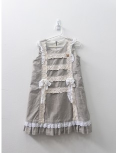 vestido gris con encajes beige