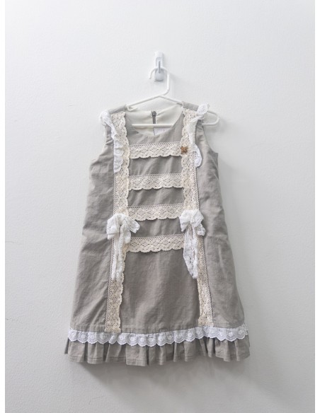 vestido gris con encajes beige