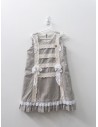 vestido gris con encajes beige