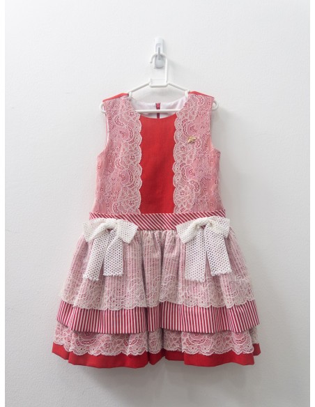 vestido rojo con encaje beige