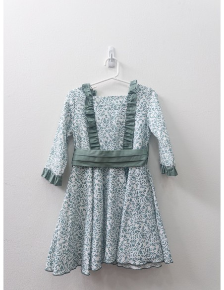 vestido blanco con flores verdes y fajin