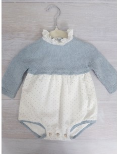 enterizo puntitos celestes, de punto en pecho, y cuello blanco