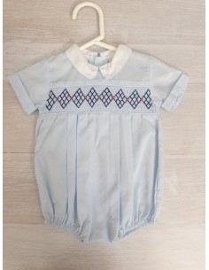 enterizo celeste con bordado azul y manzanitas