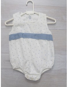 enterizo blanco con bolitas celestes y cinton celeste