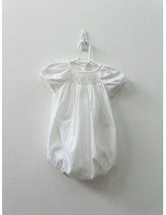 enterizo blanco con bordado beige en pecho