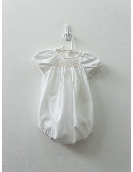 enterizo blanco con bordado beige en pecho