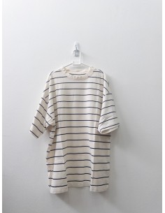 tshirt blanca con rayas negras