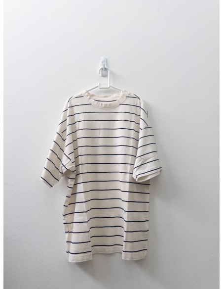 tshirt blanca con rayas negras