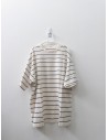tshirt blanca con rayas negras