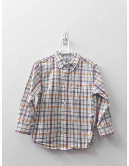 camisa manga larga blanca cuadros verdes con conchode vino y mostaza