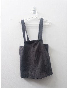 short gris oscuro con tirantes