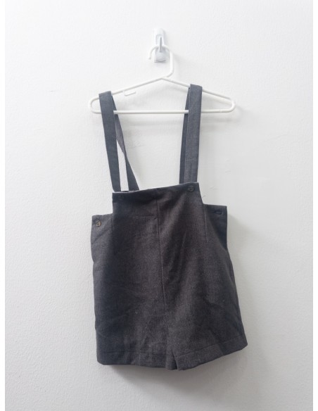 short gris oscuro con tirantes