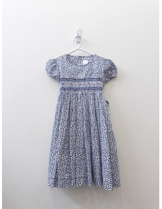 vestido blanco con florcitas azules y nido de abjea en pecho