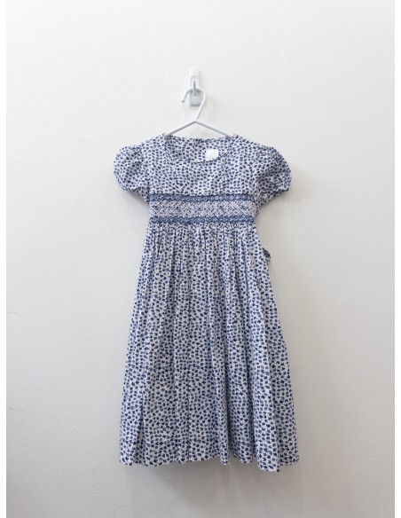 vestido blanco con florcitas azules y nido de abjea en pecho