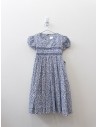 vestido blanco con florcitas azules y nido de abjea en pecho